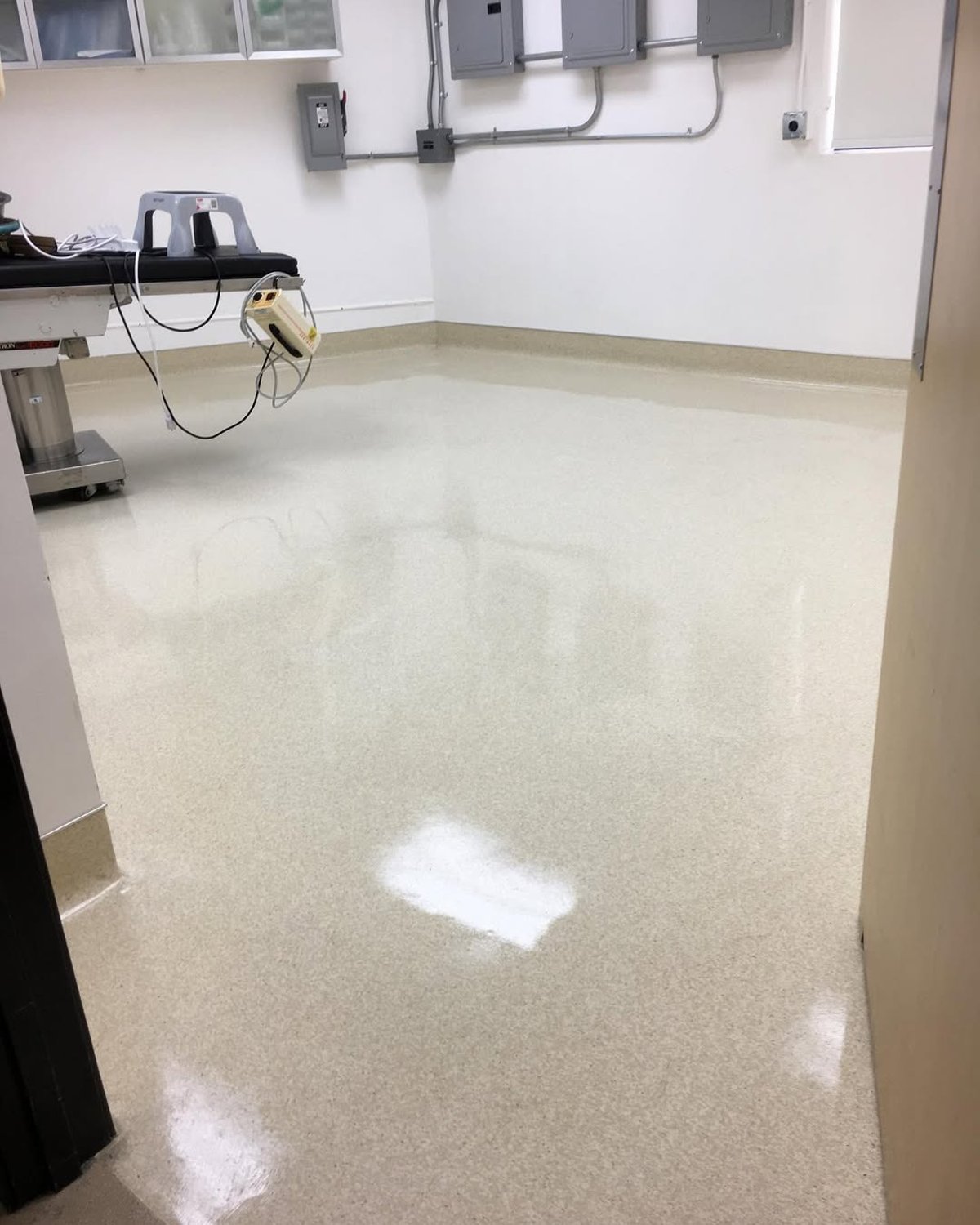 Terminal cleaning inside a surgical operating room